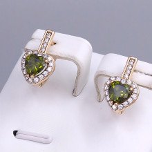 Сережки ХР. Позолота 18К. Камені: білий та оливковий циркон. Довжина: 17 мм. Ширина: 10 мм.