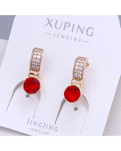 Сережки XР. Позолота 18К. Камені: Swarovski червоного кольору та циркон. Довжина: 18 мм. Ширина: 6 мм.