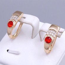 Сережки XР. Позолота 18К. Камені: Swarovski червоного кольору та циркон. Довжина: 20 мм. Ширина: 7 мм.
