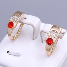 Сережки XР. Позолота 18К. Камені: Swarovski червоного кольору та циркон. Довжина: 20 мм. Ширина: 7 мм.