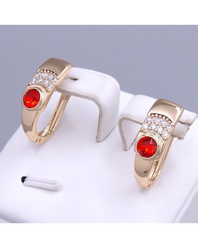 Сережки XР. Позолота 18К. Камені: Swarovski червоного кольору та циркон. Довжина: 20 мм. Ширина: 7 мм.