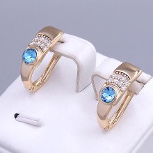 Сережки XР. Позолота 18К. Камені: Swarovski блакитного кольору та циркон. Довжина: 20 мм. Ширина: 7 мм.