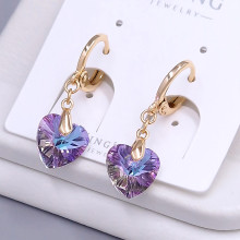 Сережки XР. Позолота 18К. Камені: Swarovski ніжно-фіолетовий хамелеон. Довжина: 22 мм. Ширина: 9 мм.