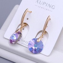 Сережки XР. Позолота 18К. Камені: Swarovski ніжно-фіолетовий хамелеон. Довжина: 33 мм. Ширина: 12 мм.