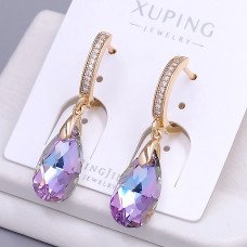 Сережки XР. Позолота 18К. Камені: Swarovski ніжно-фіолетовий хамелеон та циркон. Довжина: 36 мм. Ширина: 9 мм.