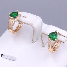 Сережки ХР M&L. Позолота 18К. Камені: зелений циркон. Діаметр: 13 мм. Ширина: 6 мм.