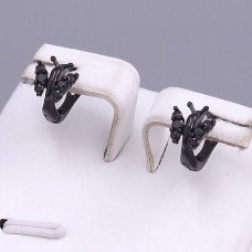 Сережки ХР. Позолота 18К із чорною емаллю. Камені: циркон. Діаметр: 9 мм. Ширина: 7 мм.
