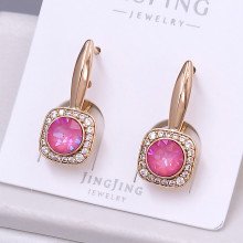 Сережки XР. Позолота 18К. Камені: Swarovski рожевого кольору та циркон. Довжина: 24 мм. Ширина: 9 мм.