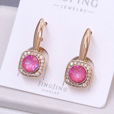 Сережки XР. Позолота 18К. Камені: Swarovski рожевого кольору та циркон. Довжина: 24 мм. Ширина: 9 мм.