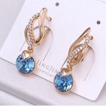 Сережки XР. Позолота 18К. Камені: Swarovski бірюзового кольору та циркон. Довжина: 27 мм. Ширина: 7 мм.