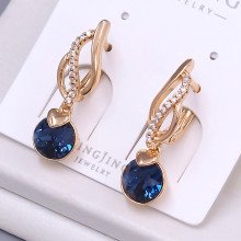 Сережки XР. Позолота 18К. Камені: Swarovski темно-синього кольору та циркон. Довжина: 27 мм. Ширина: 7 мм.