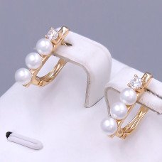 Сережки XР. Позолота 18К. Камені: перли та білий циркон. Довжина: 18 мм. Ширина: 4 мм.
