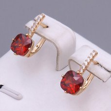 Сережки ХР. Позолота 18К. Камені: білий та червоний циркон. Довжина: 16 мм. Ширина: 8 мм.