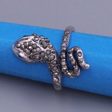 Каблучка під крапельне срібло з розсипом фіанітів. Довжина змії: 27 мм. Є: 16р 17р 18р 19р