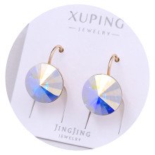Сережки XР. Позолота 18К. Камені: Swarovski бензинового кольору з синім відтінком. Довжина: 18 мм. Ширина: 13 мм.