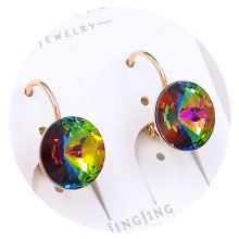 Сережки XР. Позолота 18К. Камені: Swarovski зелений хамелеон. Довжина: 17 мм. Ширина: 12 мм.