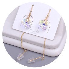 Сережки-протяжки XР. Позолота 18К. Камені: Swarovski білий хамелеон. Довжина: 90 мм. Ширина: 10 мм.