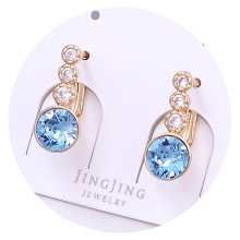 Сережки XР. Позолота 18К. Камені: Swarovski блакитного кольору та циркон. Довжина: 16 мм. Ширина: 7 мм.