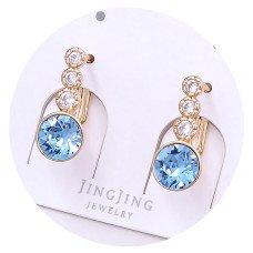 Сережки XР. Позолота 18К. Камені: Swarovski блакитного кольору та циркон. Довжина: 16 мм. Ширина: 7 мм.