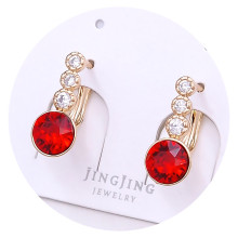 Сережки XР. Позолота 18К. Камені: Swarovski червоного кольору та циркон. Довжина: 16 мм. Ширина: 7 мм.