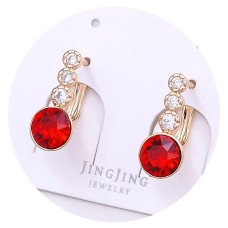 Сережки XР. Позолота 18К. Камені: Swarovski червоного кольору та циркон. Довжина: 16 мм. Ширина: 7 мм.
