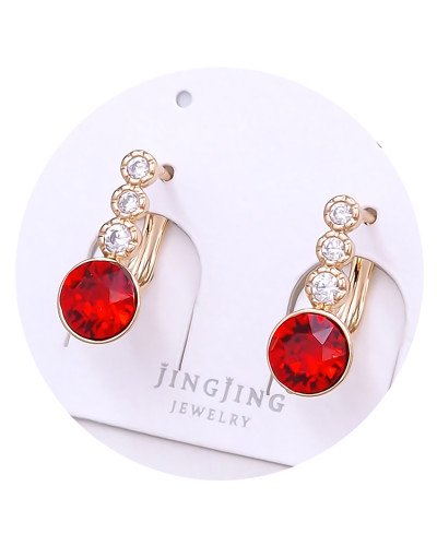 Сережки XР. Позолота 18К. Камені: Swarovski червоного кольору та циркон. Довжина: 16 мм. Ширина: 7 мм.