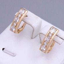 Сережки ХР. Позолота 18К. Камені: білий циркон. Довжина: 17 мм. Ширина: 5 мм.