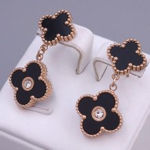 Сережки-гвоздики Stainless Steel з чорною емаллю та цирконом. Сталь. Позолота ЧВ. Довжина: 35 мм. Ширина: 15 мм.