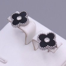 Сережки-гвоздики Stainless Steel з чорною емаллю. Сталь. Родій. Камені: білий циркон. Довжина: 15 мм. Ширина: 10 мм.