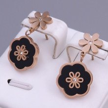 Сережки-гвоздики Stainless Steel з чорною емаллю. Сталь. Позолота ЧВ. Камені: циркон. Довжина: 27 мм. Ширина: 15 мм.