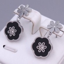Сережки-гвоздики Stainless Steel з чорною емаллю. Сталь. Родій. Камені: білий циркон. Довжина: 27 мм. Ширина: 15 мм.