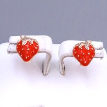 Сережки-гвоздики XР з червоною емаллю та цирконом. Позолота 18К. Довжина: 12 мм. Ширина: 9 мм.