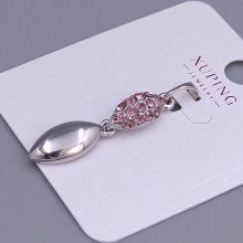 Кулон XР. Родій. Камені: рожевий циркон. Довжина: 37 мм. Ширина: 8 мм.
