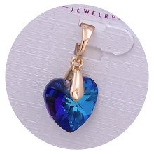 Кулон XР. Позолота 18К. Камені: Swarovski синьо-фіолетового кольору. Довжина: 19 мм. Ширина: 10 мм.