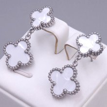 Сережки-гвоздики Stainless Steel з білою емаллю. Сталь. Родій. Довжина: 33 мм. Ширина: 14 мм.