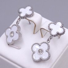 Сережки-гвоздики Stainless Steel з білою емаллю та цирконом. Сталь. Родій. Довжина: 33 мм. Ширина: 14 мм.