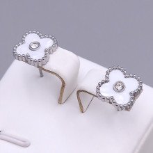 Сережки-гвоздики Stainless Steel з білою емаллю та цирконом. Сталь. Родій. Довжина: 15 мм. Ширина: 11 мм.