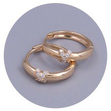 Сережки ХР. Позолота 18К. Камені: білий циркон. Діаметр: 17 мм. Ширина: 4 мм.