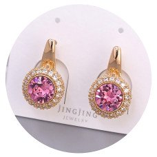 Сережки XР. Позолота 18К. Камені: Swarovski рожевого кольору та білий циркон. Довжина: 20 мм. Ширина: 12 мм.