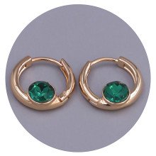 Сережки XР. Позолота 18К. Камені: Swarovski зеленого кольору. Діаметр: 15 мм. Ширина: 5 мм.