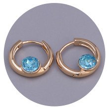 Сережки XР. Позолота 18К. Камені: Swarovski блакитного кольору. Діаметр: 15 мм. Ширина: 5 мм.