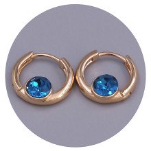 Сережки XР. Позолота 18К. Камені: Swarovski темно-блакитного кольору. Діаметр: 15 мм. Ширина: 5 мм.
