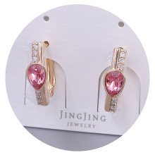 Сережки XР. Позолота 18К. Камені: Swarovski рожевого кольору та білий циркон. Довжина: 16 мм. Ширина: 5 мм.