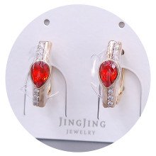 Сережки XР. Позолота 18К. Камені: Swarovski червоного кольору та білий циркон. Довжина: 16 мм. Ширина: 5 мм.