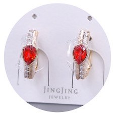 Сережки XР. Позолота 18К. Камені: Swarovski червоного кольору та білий циркон. Довжина: 16 мм. Ширина: 5 мм.