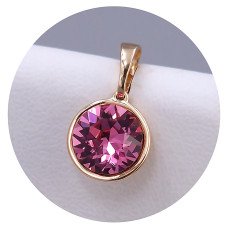 Кулон XР. Позолота 18К. Камені: Swarovski рожевого кольору. Довжина: 17 мм. Ширина: 10 мм.