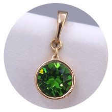 Кулон XР. Позолота 18К. Камені: Swarovski зеленого кольору. Довжина: 17 мм. Ширина: 10 мм.
