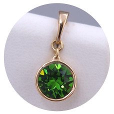 Кулон XР. Позолота 18К. Камені: Swarovski зеленого кольору. Довжина: 17 мм. Ширина: 10 мм.