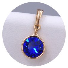 Кулон XР. Позолота 18К. Камені: Swarovski синього кольору. Довжина: 17 мм. Ширина: 10 мм.