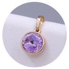 Кулон XР. Позолота 18К. Камені: Swarovski ніжно-фіолетового кольору. Довжина: 17 мм. Ширина: 10 мм.